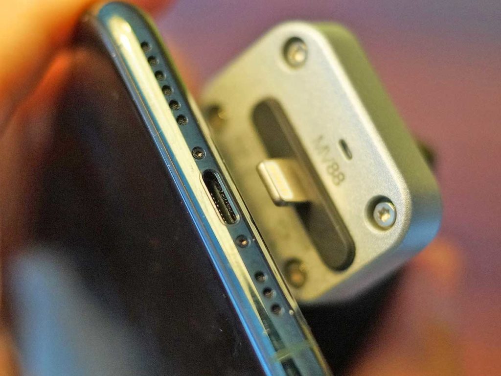Lightning Stecker des Shure MV88 an Buchse des iPhone 11 Pro